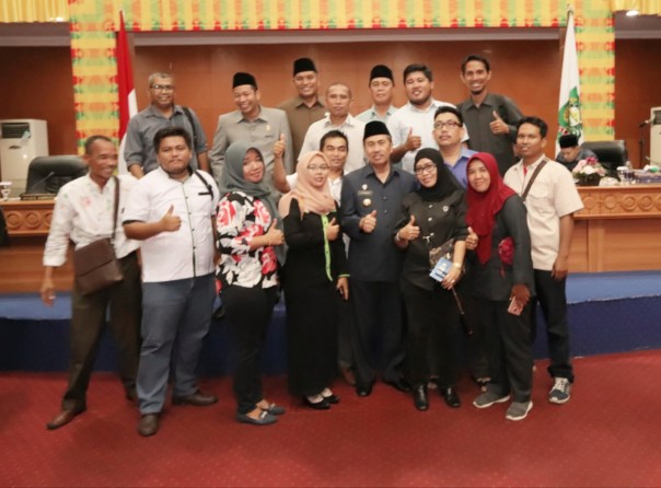 Bupati Siak berfoto bersama anggota DPRD Siak dan para jurnalis di Siak/lin