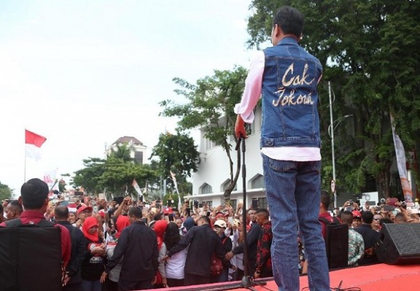 Jokowi memberi sambutan dalam kegiatan di Surabaya, baru-baru ini, Kegiatan itu mendapat sorotan setelah Jokowi diberi gelar Cak Jancuk yang dinilai kontroversial. Foto: int 