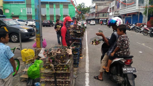 Pedagang burung pipit yang mangkal di depan Vihara atau Kelenteng Hok Ann Kiong jalan Yos Sudarso kota Bengkalis./hari