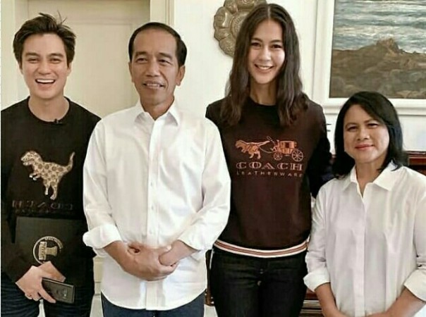 Baim Wong bersama istri foto dengan Jokowi dan Ibu Negara (foto/instagram) 