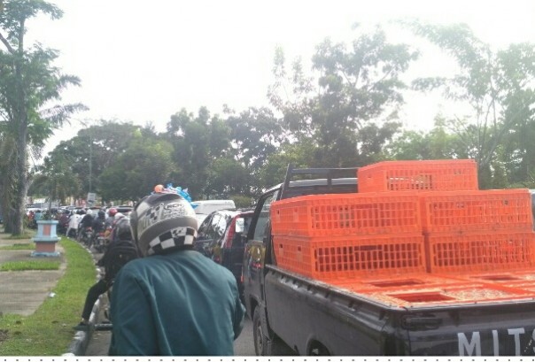 Jalan Arifin Ahmad menuju Jalan Sudirman macet (foto/riki) 