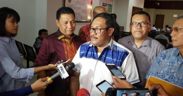 Kisman Latumakulita memberikan berkas gugatan terhadap Ketum Partai NasDem Surya Paloh, di Pengadilan Negeri Jakarta Pusat.  Foto: int