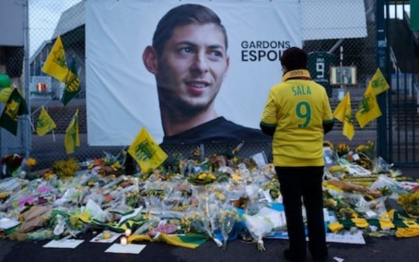 Fans Nantes menumpuk karangan bunga sebagai tanda duka atas nasib yang menimpa Emiliano Sala. Foto: int 