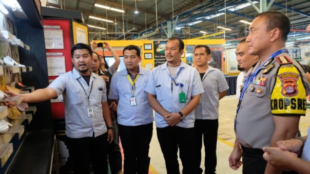 Kapolres Kota Tangerang Kombes Sabilul Alif Mengecek Salah Satu Pabrik Sepatu Nike Terkait Heboh Desain Sepatu Berlafaz Allah (foto: Ist/net)