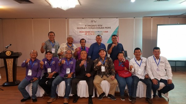 Peserta Kongres SPS dari Riau berfoto bersama Dahlan Iskan