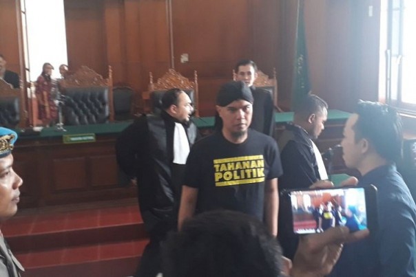 Ahmad Dhani mengenakan kaos hitam bertuliskan Tahanan Politik. Foto: int 