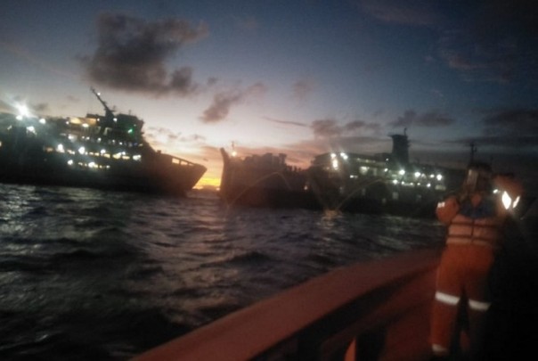 Asap tebal tampak membumbung keluar dari Kapal Ferry BSP 1 yang terbakar saat berlayaran di perairan Selat Sunda.  Seluruh penumpang berhasil dievakuasi ke Pelabuhan Merak, Banten. Foto: int 