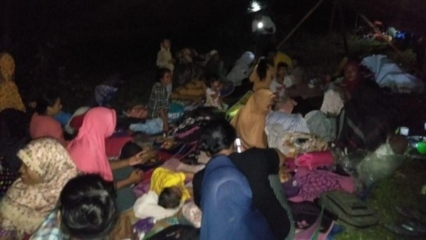 Warga Morotai masih mengungsi di tenda darurat, setelah gempa gumi mengguncang kawasan itu pada Kamis malam waktu setempat. Foto: int 