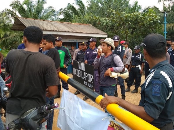 Suasana unjuk rasa masyarakat Desa Darul Aman di Kantor PT Priatama Riau di Rupat, Bengkalis. Foto: hari  
