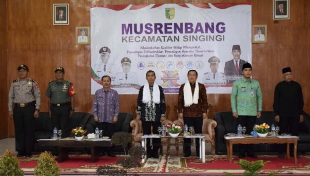 Bupati Kuansing H Mursini dan Wakil Bupati H  Halim menghadiri Musrenbang di Kecamatan Singingi. Foto: zar 