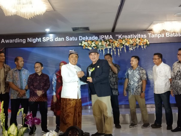 Ketua SPS Riau, Zulmansyah menerima penghargaan SPS terbaik