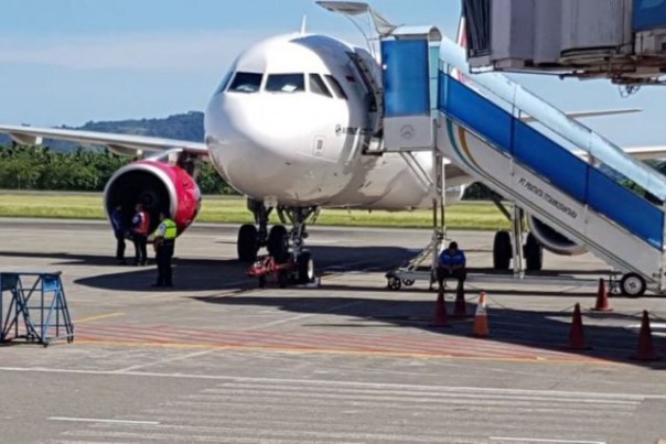 Pesawat Batik Air tujuan Ambon- Makassar mengalami penundaan keberangkatan selama kurang lebih tiga jam di Bandara Pattimura Ambon, Jumat 8 Februari 2019.  Foto: int 