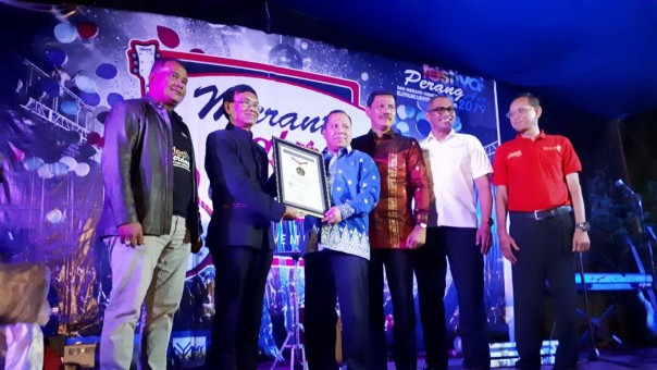 Bupati, Drs H Irwan MSi menerima Piagam Rekor MURI dar Pelaksanaan Festival Perang Air/mad