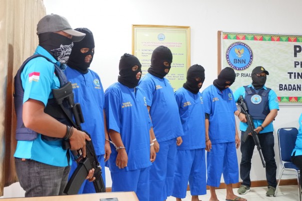 Lima tersangka kurir narkoba diringkus BNNP Riau beberapa wakti lalu.