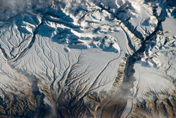 Foto udara yang memperlihatkan gletser di Pegunungan Himalaya mengalami pencairan akibat perubahan iklim. Foto: int 