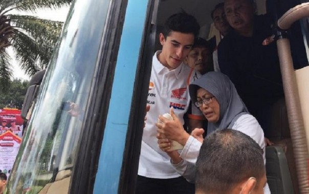 Juara dunia MotoGP Marc Marquez menemui seorang ibu warga Kota Bandung yang ingin berfoto bersamanya. Foto: int 