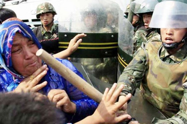 Aksi kekerasan yang dialami kaum perempuan muslimah Uighur dari tentara China. Foto: int 