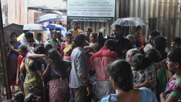 Warga di salah satu negara bagian di India berkumpul di rumah sakit karena anggota keluarga mereka tewas setelah minum miras oplosan. (ilustrasi, Foto: int)