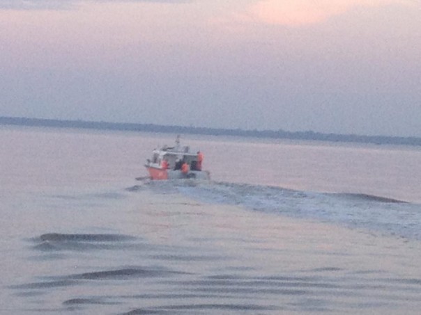 Tim Gabungan Basarnas melanjutkan pencarian korban Selasa pagi di area kapal tenggelam