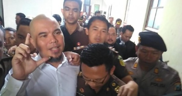 Ahmad Dhani saat akan dibawa ke Rutan Medaeng Surabaya, usai menjalani persidangan. Foto: int 