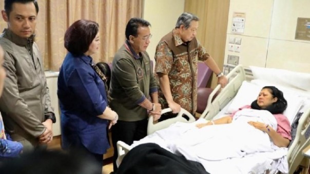 Ani Yudhoyono yang tengah dirawat di rumah sakit, dibezuk kerabat didampingi keluarga. Foto: int 