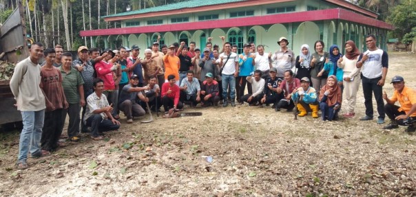 Foto bersama management PT RAPP dengan masyarakat Desa Sotol, Kecamatan Langgam/ist