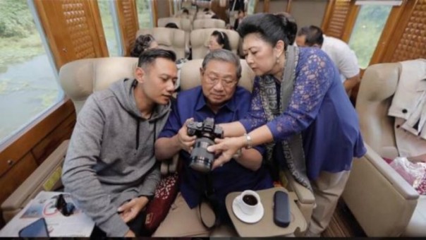 Kenangan bersama AHY, SBY dan Ani Yudhoyono dalam sebuah kegiatan beberapa waktu lalu. Foto: int  