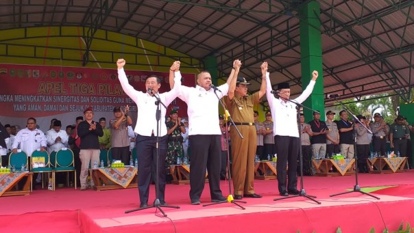 Wakil Bupati Kuansing H. Halim bersama Bupati Inhu, Pelalawan dan Inhil mengangkat tangan tanda dimulainya Pelaksanaan RTH Tiga Pilar/zar
