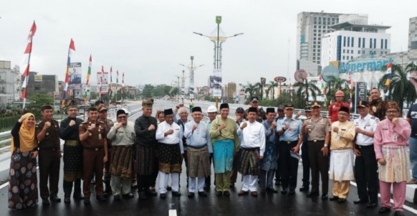 Gubernur Riau, Wan Thamrin Hasyim saat foto bersama