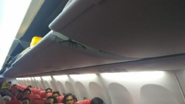 Seekor kalajengking tampak merayap dalam kabin pesawat Lion Air. Foto: int 