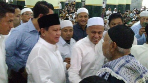 Prabowo Subianto saat akan melaksanakan Salat Jumat di Masjid Agung Semarang.  Foto: int 
