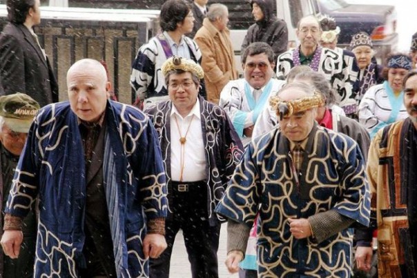 Sejumpah pria dari Suku Ainu saat melakukan ritual adat di Hokkaido, beberapa waktu lalu. Foto: int 
