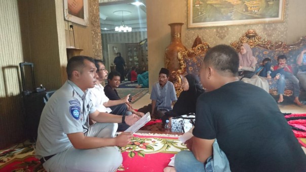 Pihak Jasa Raharja Riau saat memberikan santunan kepada eks pemain PSPS Pekanbaru Khairunnas Afrizal