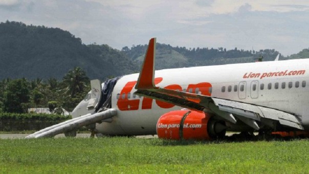 Pesawat Lion Air yang tergelincir di landasan pacu Bandara Supadio, Pontianak. Foto: int 