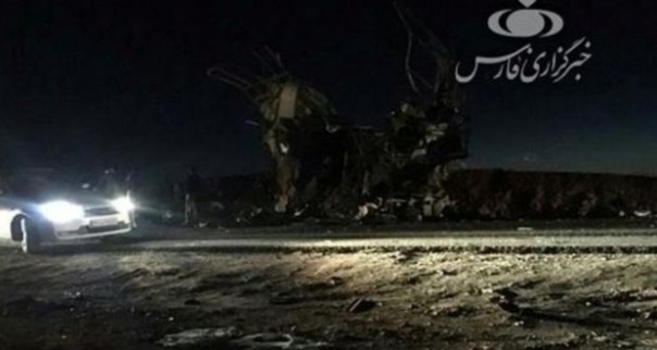 Puing-puing bus yang hancur akibat serangan bom bunuh diri dan menewaskan 27 anggota Garda Revolusi Iran (IRGC). Foto/Istimewa