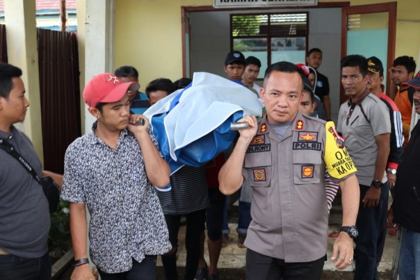 Kapolres Indragiri Hilir (Inhil) AKBP Christian Rony Putra melayat ke RSUD Puri Husada Tembilahan/rgo