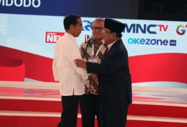 Jokowi dan Prabowo bersalaman saat debat pilpres kedua. Foto: int 