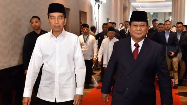 Calon presiden nomor urut 02, Prabowo Subianto bersama capres petahana Jokowi