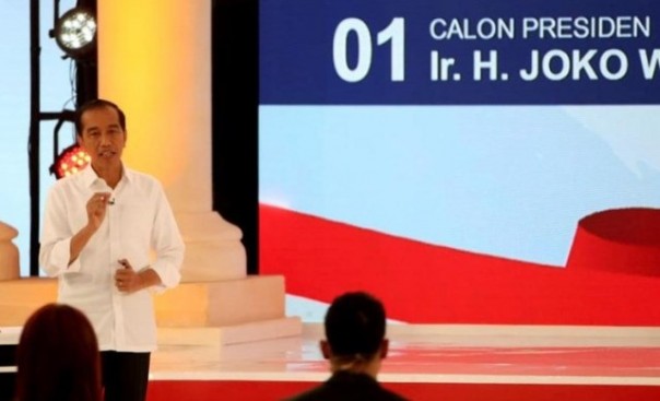Jokowi saat debat pilpres kedua dengan tangan memegang pulpen. Belakangan gerakan ini mendapat sorotan dari netizen di dunia maya. Foto: int 