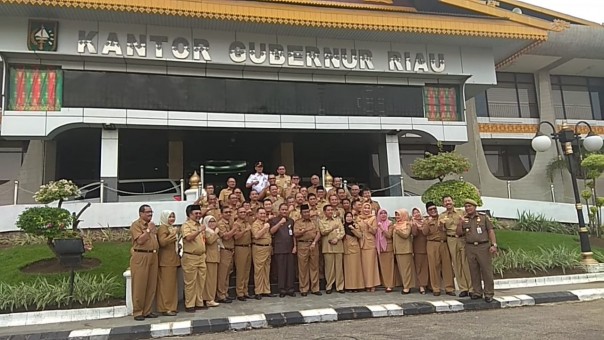 Gubernur Riau, Wan Thamrin Hasyim saat foto bersama pejabat dilingkungan Pemprov Riau