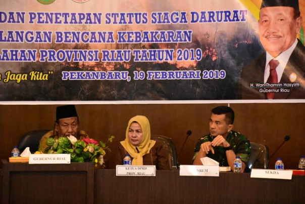 Gubernur Riau Wan Thamrin Hasyim saat rapat penetapan siaga darurat karhutla