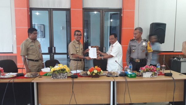 Bupati Kuansing Drs. H. Mursini, M.Si saat menerima SK Penetapan Tuan Rumah dari Ketua Umum KONI Riau Emrizal Pakis/zar