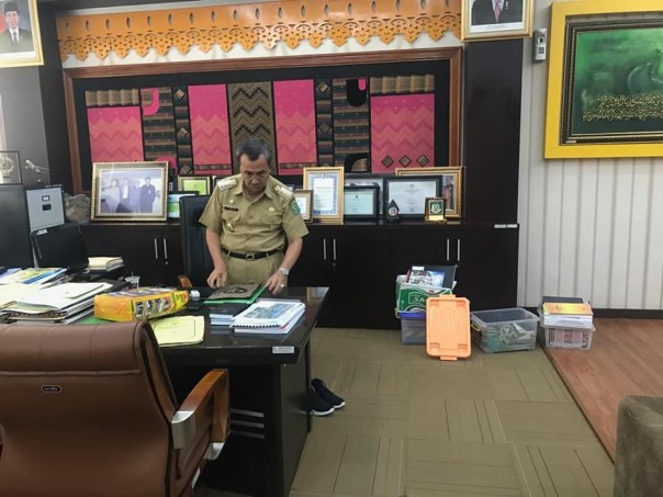 Momen Syamsuar tengah berbenah meninggalkan kantor lamanya dan akan menjabat sebagai Gubernur Riau