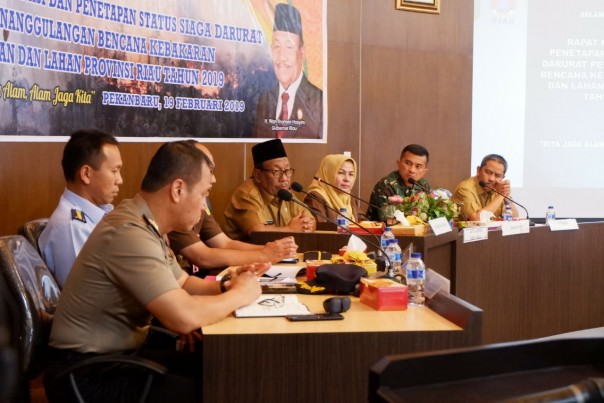 Rapat penetapan status darurat karhutla tingkat provinsi Riau yang dipimpin oleh Gubernur Riau, Wan Thamrin Hasyim