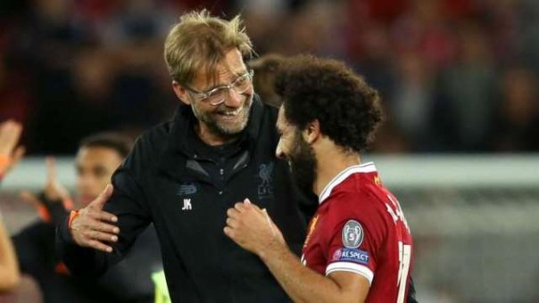 Pelatih Liverpool Jurgen Klopp memberi arahan kepada M Salah. Saat ini, posisi Liverpool sangat terbuka merebut jawara Liga Inggris musim tahun ini. Foto: int 