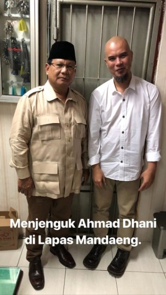 Foto yang diposting Prabowo saat menjenguk Ahmad Dhani di Rutan Medaeng, Surabaya. Foto: int 