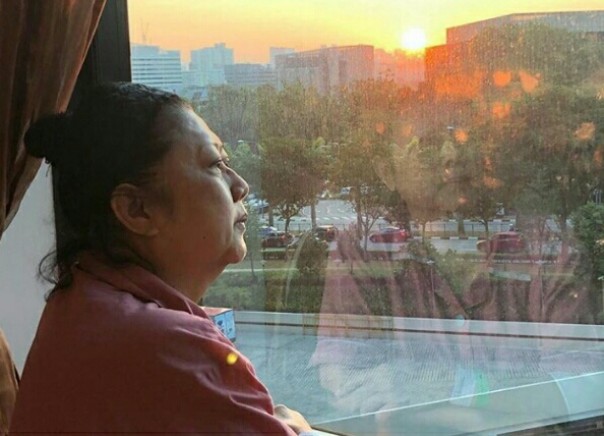 Ani Yudhoyono berjemur matahari saat pengobatan di Singapura (foto/instagram) 