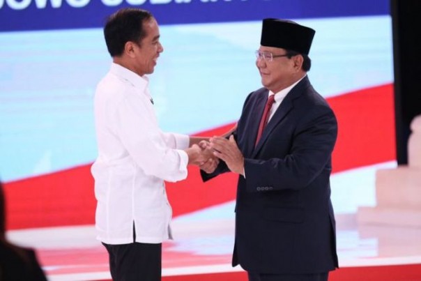 Jokowi dan Prabowo bersalaman usai debat pilpres putaran kedua. Foto: int 