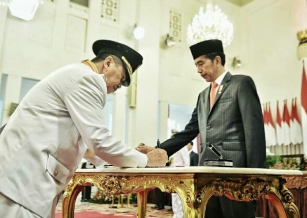 Gubernur Riau yang baru, Syamsuar MSi dilantik Presiden Jokowi di Istana Negara (foto/int) 