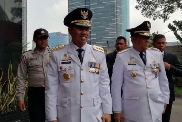 Gubernur Riau Syamsuar dan Wagubri Edy Natar, mendatangi Gedung KPK usai pelantikan di Istana Negara.  Foto: int 